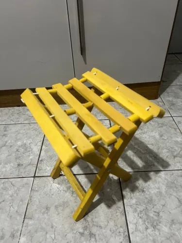 Banquinho Dobrável Amarelo de Madeira