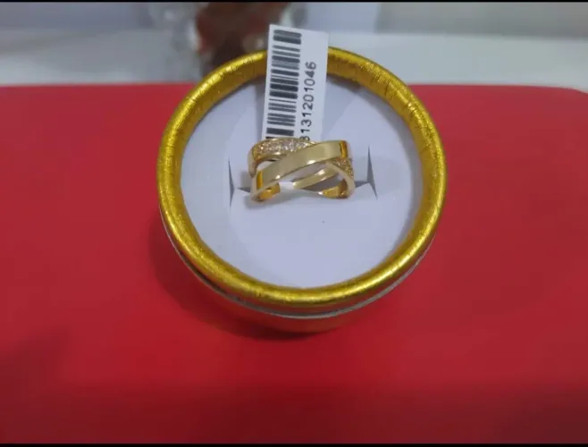 Anel Dourado Sofisticado com Detalhes