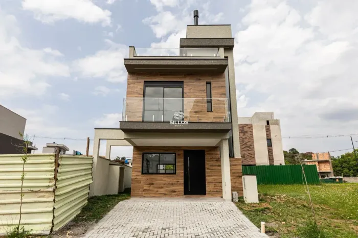 Sobrado á venda com 3 quartos em condomínio fechado no Santa Cândida em Curitiba