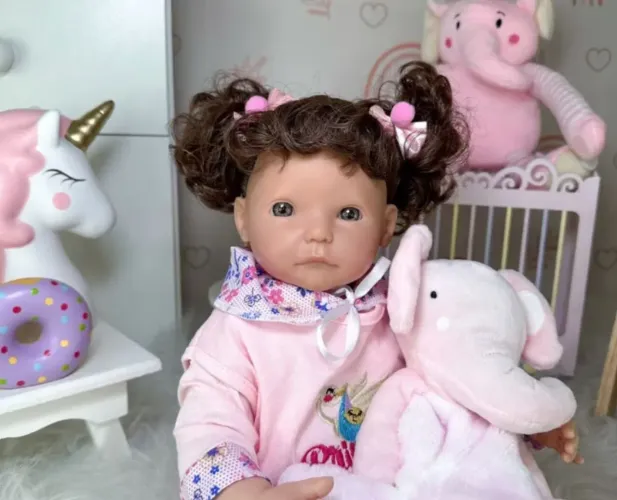 Boneca bebê reborn toda de silicone com cabelo cacheado 45 cm