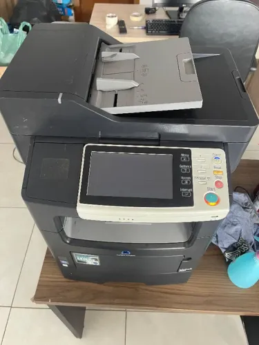 Impressora multifuncional a laser monocromática Konica Minolta BizHub 4050 C/ defeito