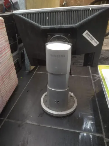 Monitor tela quebrada para consertar ou usar a base