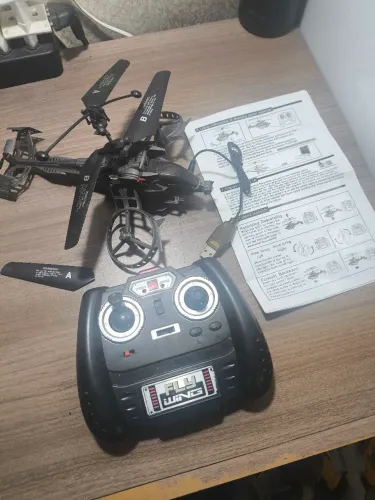 Brinquedo helicóptero de controle remoto