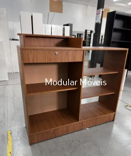Balcão Caixa com Balcão Vitrine Acoplado - MDF Amadeirado