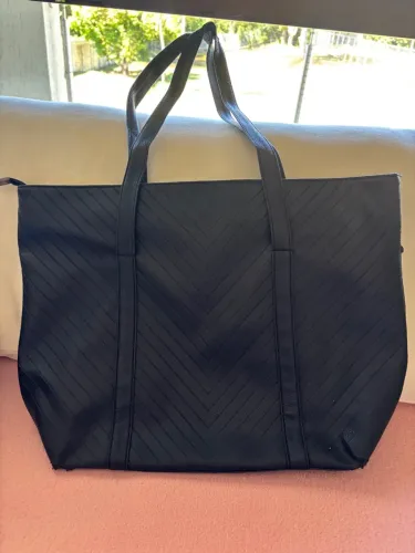 Bolsa Tote Preta com Design Chevron