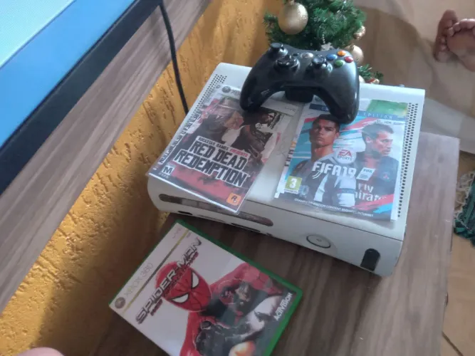 Vendo xbox 360 com jogos,um controle e fonte(desbloqueio de disco)