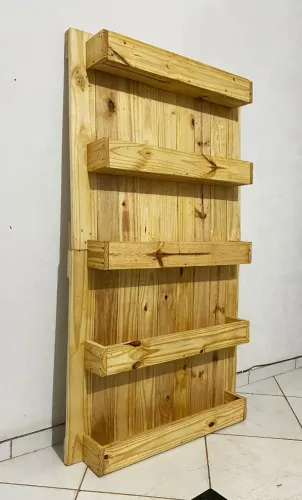 Adega rústica para organizar garrafas