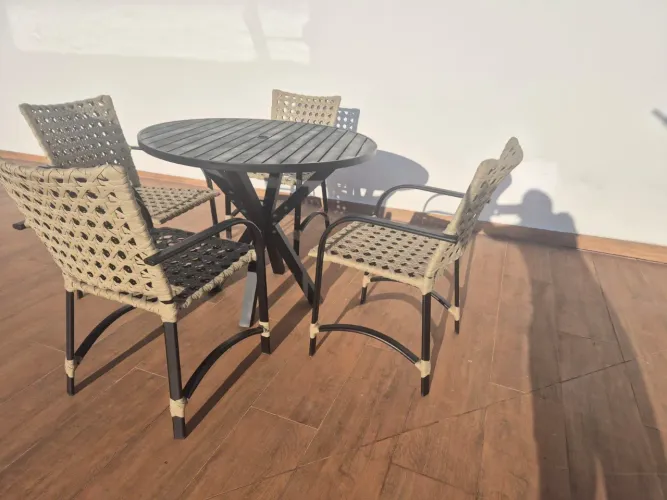 Conjunto de mesa e cadeiras para área externa