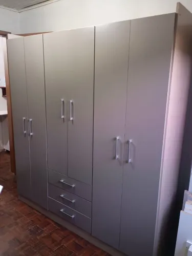 Roupeiro de 6 portas e 3 gavetas