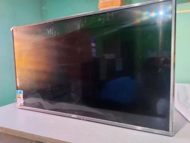 Televisão LG 43 polegadas nova com tela quebrada 