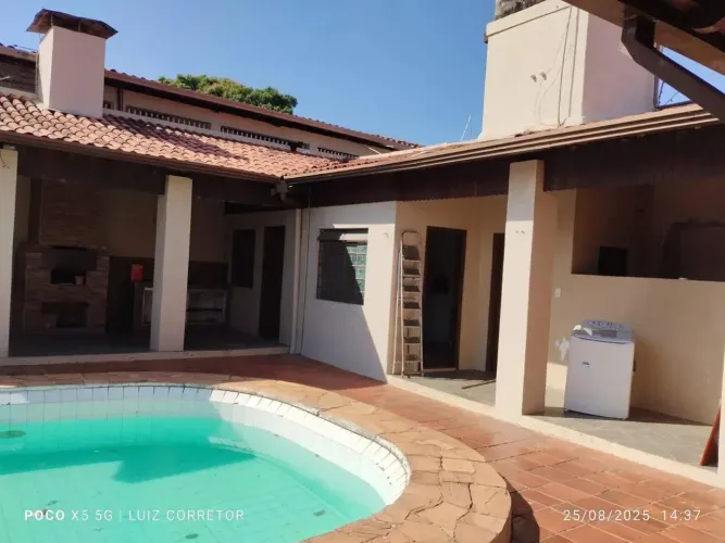 Casa espaçosa no Boa Esperança com 4 quartos, piscina e edícula em dois lotes.