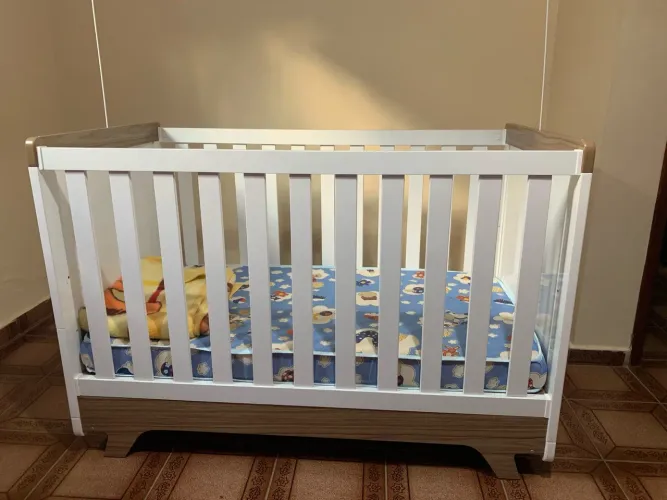 Berço Infantil Branco com Detalhes Amadeirados 3 em 1