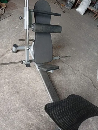 Elevação pélvica com suporte na pélvica.