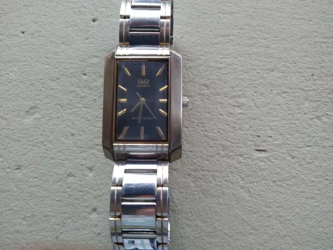 Vendo relógio de pulso usado QWARTZ Water resist Q&q
