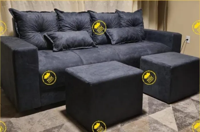 Sofá Cinza com 3 Lugares e Puffs