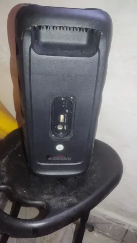 Caixa de som bluetooth funciona. aceito troca por celular ok!