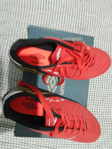 ? CHUTEIRA UMBRO FIFT ORIGINAL ? NOVA! <br>? Vermelha e preta com detalhes dourados.