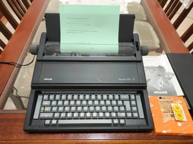 Máquina de escrever elétrica Olivetti