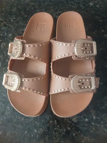 Vende-se chinelo