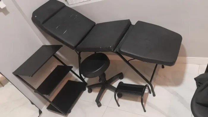Maca, mesa auxiliar, escadinha e mocho 