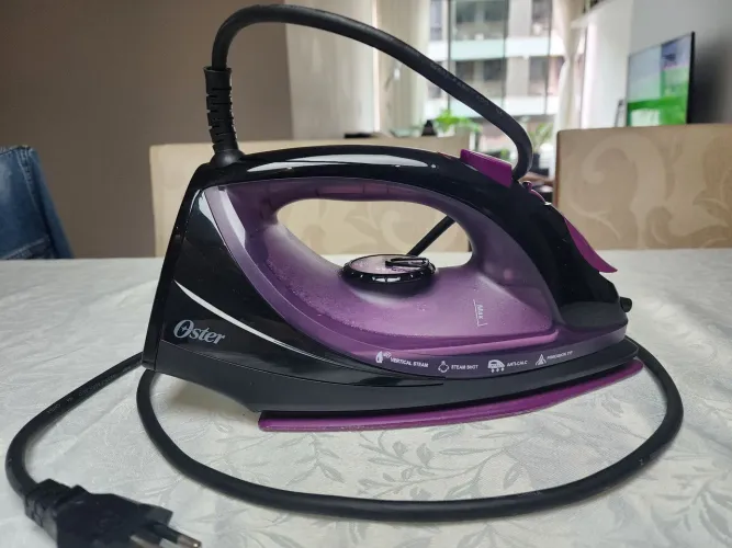 Ferro de passar Oster Preto e Roxo 220v