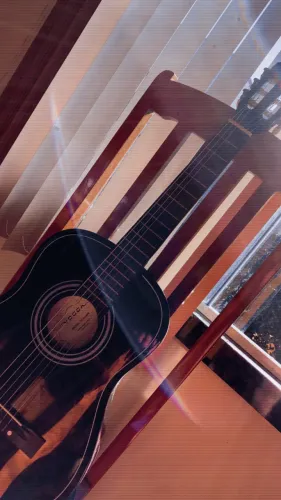 Vendo violão com cordas enferrujadas e desafinadas