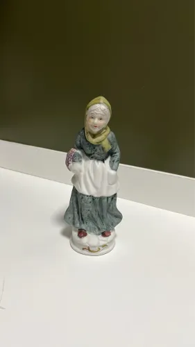 Estatueta Vintage em Porcelana Biscuit Taiwan 16,5 cm