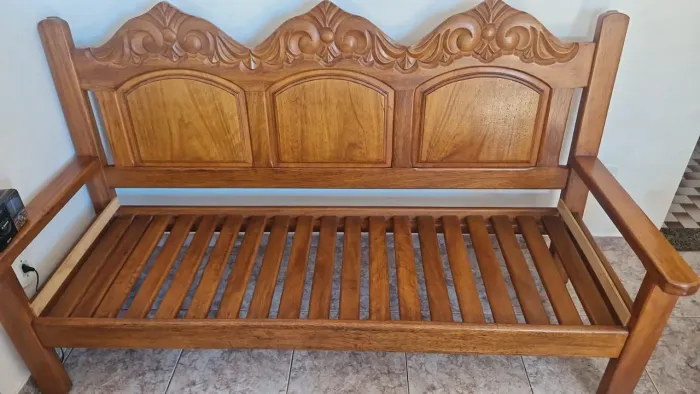 Vendo conjunto sofá de madeira nobre Cedro Arana