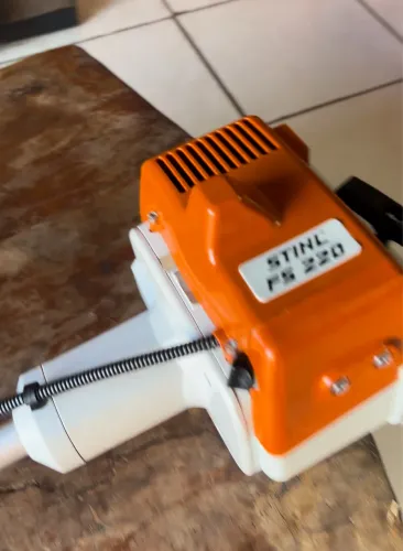 Vendo  Roçadeira fs220