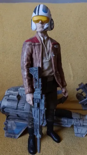 Boneco Star Wars Poe Dameron + Speedbiker 30cm