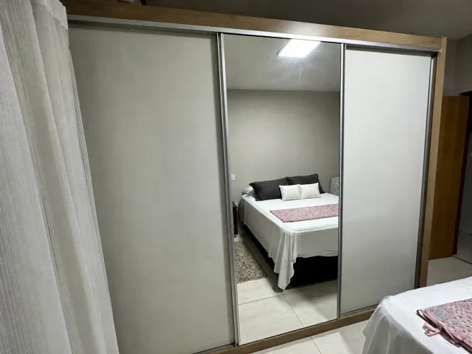 Guarda-roupas grande com espelho