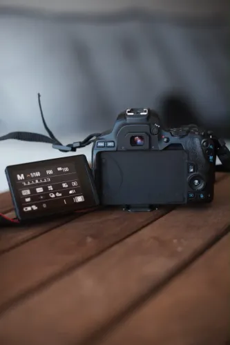 Vendo Cânon Sl3 + lente