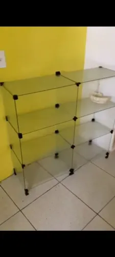Vendo armário de vidro $350,00 e balcão no valor de $800,00 preços a negóciar