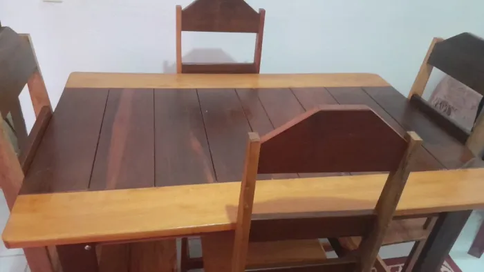 Mesa de jantar com 4 cadeiras em madeira a partir de 370 à vista 