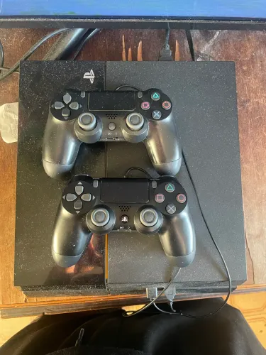 Vendo ps4 dois controles