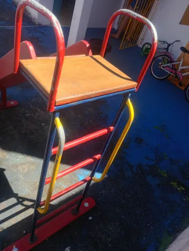 Vendo escorregador em perfeito estado, pouco tempo de uso, paguei 1200