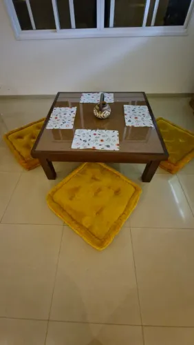 Mesa de Centro Quadrada com tampo de vidro, opção refeição oriental em almofadas 