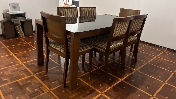 Mesa seis lugares e seis cadeiras, em madeira com tampo de vidro, da Parma Móveis