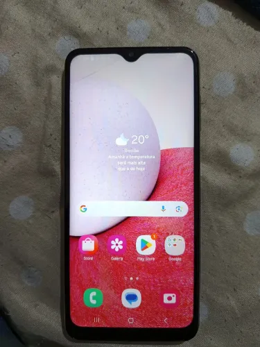 Celular A13 está funcionando normal, está com um pequeno quebrado no canto esquerdo cima