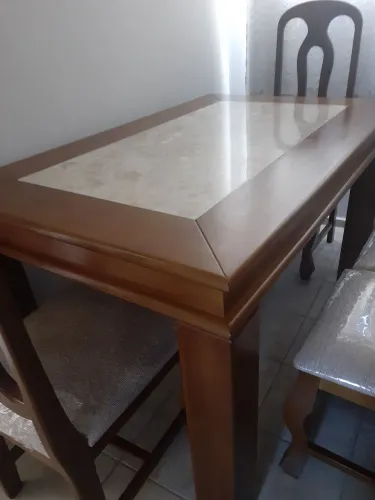 Mesa de 4 cadeiras semi nova