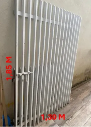 Portão em metalon com grade anexa