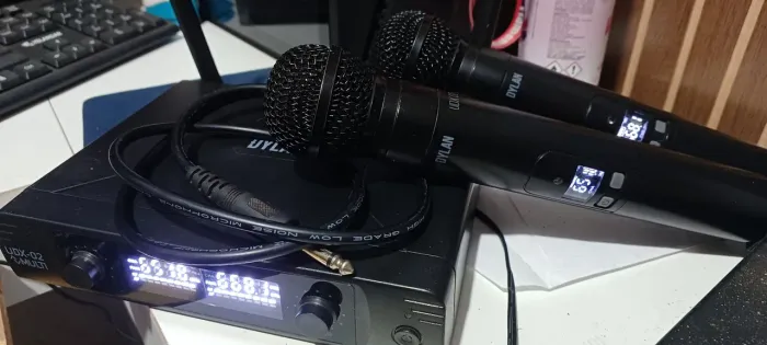 VENDO MICROFONE DUPLO SEM FIO VHF DYLAN (USADO POUCAS VESES) POR APENAS 430,00