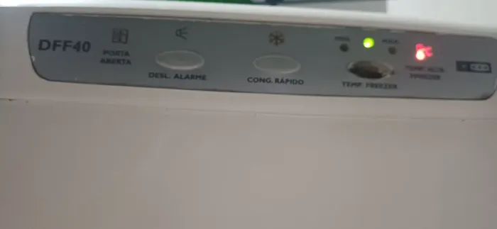 Vendo geladeira Electrolux na cor branca.