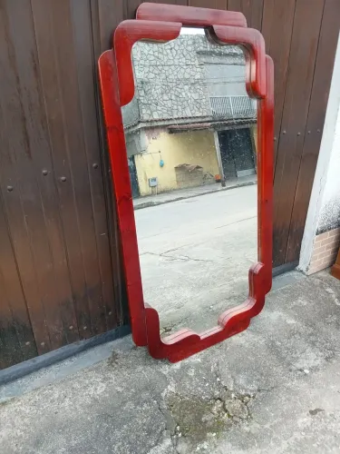 Espelho com moldura em madeira medindo 1,58m ×0,96cm