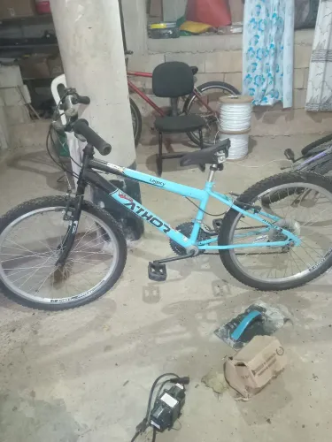 Bicicleta ATHOS ARO 24 (banco quebrado freio ruim e manetinha do freio da frente quebrada)