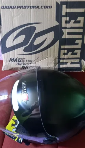 Capacete novo na caixa tamanho 58