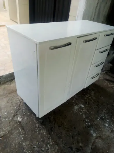 BALCÃO COM 4 GAVETA E 2 PORTAS