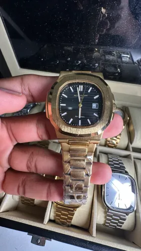 Relógio dourado fundo preto