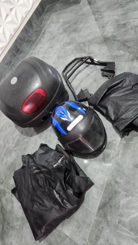 Kit Motoqueiro Capacete Baú Churrasqueira Capa de Chuva