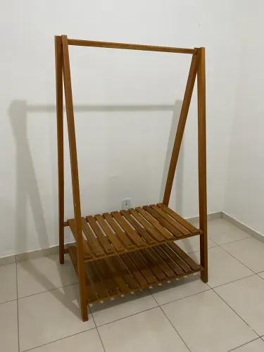 Arara de roupas de madeira